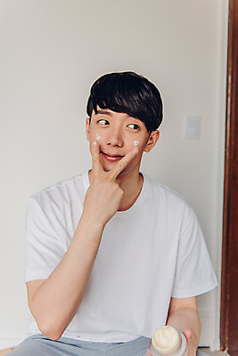 포토 JPG 라이프스타일 남자 맨라이프 아침 실내 한명 앉기 상반신 20대 성인 앞모습 뷰티 화장품 한국인 즐거움 피부관리 바르기 수분크림 성인남자한명만 그루밍족 국내포토 주간 1 감정 뷰포인트 모션 사람 동양인 청년 내부 생활 남자한명만 성인남자만 파일형식