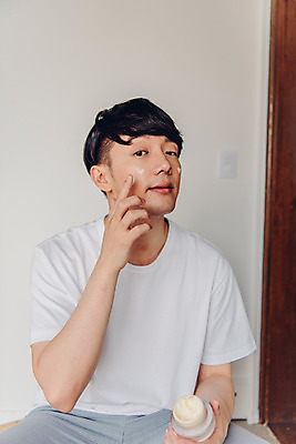 포토 JPG 라이프스타일 남자 맨라이프 아침 실내 한명 앉기 상반신 20대 성인 앞모습 뷰티 화장품 한국인 즐거움 피부관리 바르기 수분크림 성인남자한명만 그루밍족 국내포토 주간 1 감정 뷰포인트 모션 사람 동양인 청년 내부 생활 남자한명만 성인남자만 파일형식