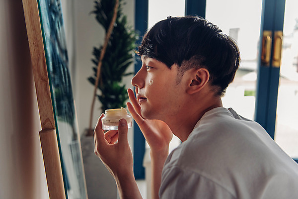 포토 JPG 라이프스타일 남자 맨라이프 아침 실내 한명 앉기 상반신 20대 성인 옆모습 뷰티 화장품 한국인 즐거움 피부관리 바르기 수분크림 성인남자한명만 그루밍족 국내포토 주간 1 감정 뷰포인트 모션 사람 동양인 청년 내부 생활 남자한명만 성인남자만 파일형식