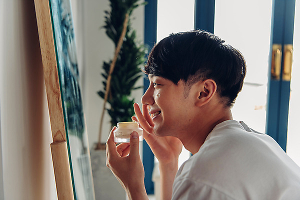 포토 JPG 라이프스타일 남자 맨라이프 아침 실내 한명 미소 앉기 상반신 20대 성인 옆모습 뷰티 화장품 한국인 즐거움 피부관리 바르기 수분크림 성인남자한명만 그루밍족 국내포토 주간 1 감정 뷰포인트 모션 표정 사람 동양인 청년 내부 생활 남자한명만 성인남자만 파일형식