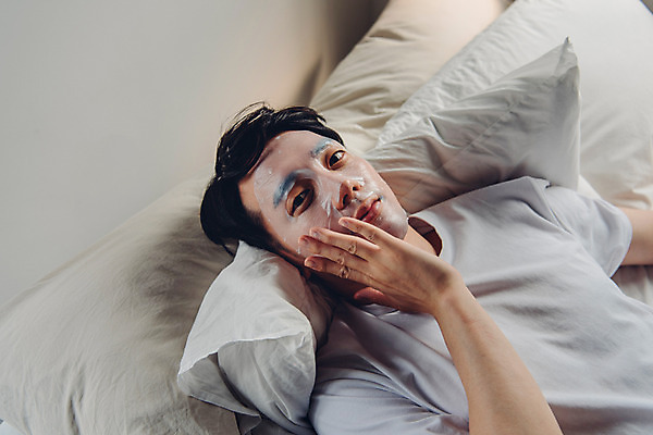 포토 JPG 라이프스타일 남자 맨라이프 아침 실내 한명 상반신 20대 성인 앞모습 눕기 뷰티 화장품 한국인 즐거움 피부관리 마스크팩 성인남자한명만 그루밍족 국내포토 주간 1 감정 뷰포인트 모션 사람 동양인 청년 내부 생활 팩 남자한명만 성인남자만 파일형식