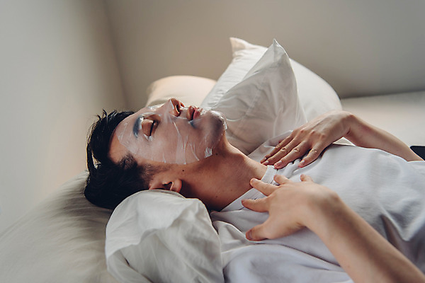 포토 JPG 라이프스타일 남자 맨라이프 아침 실내 한명 상반신 20대 성인 옆모습 눕기 뷰티 화장품 한국인 즐거움 피부관리 마스크팩 성인남자한명만 그루밍족 국내포토 주간 1 감정 뷰포인트 모션 사람 동양인 청년 내부 생활 팩 남자한명만 성인남자만 파일형식