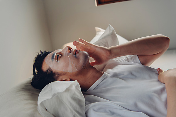 포토 JPG 라이프스타일 남자 맨라이프 아침 실내 한명 상반신 20대 성인 옆모습 눕기 뷰티 화장품 한국인 즐거움 피부관리 마스크팩 성인남자한명만 그루밍족 국내포토 주간 1 감정 뷰포인트 모션 사람 동양인 청년 내부 생활 팩 남자한명만 성인남자만 파일형식