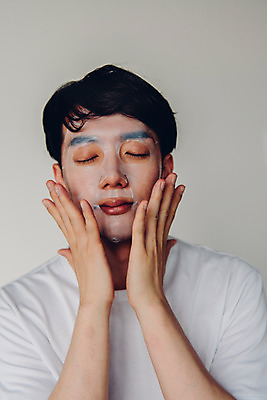 포토 JPG 라이프스타일 남자 맨라이프 아침 실내 한명 앉기 상반신 20대 성인 앞모습 뷰티 눈감음 화장품 한국인 즐거움 피부관리 마스크팩 성인남자한명만 그루밍족 국내포토 주간 1 감정 뷰포인트 모션 사람 동양인 청년 내부 생활 팩 남자한명만 성인남자만 파일형식