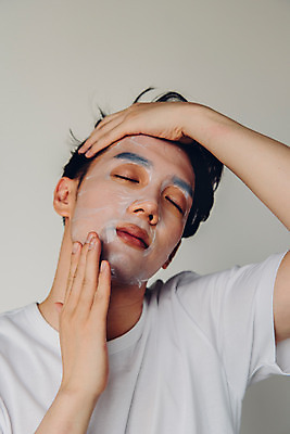 포토 JPG 라이프스타일 남자 맨라이프 아침 실내 한명 앉기 상반신 20대 성인 앞모습 뷰티 눈감음 화장품 한국인 즐거움 피부관리 마스크팩 성인남자한명만 그루밍족 국내포토 주간 1 감정 뷰포인트 모션 사람 동양인 청년 내부 생활 팩 남자한명만 성인남자만 파일형식