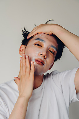 포토 JPG 라이프스타일 남자 맨라이프 아침 실내 한명 앉기 상반신 20대 성인 앞모습 뷰티 화장품 한국인 즐거움 피부관리 마스크팩 성인남자한명만 그루밍족 국내포토 주간 1 감정 뷰포인트 모션 사람 동양인 청년 내부 생활 팩 남자한명만 성인남자만 파일형식