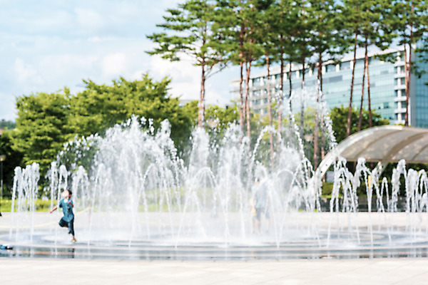 포토 JPG 주간 전신 공원 남자 어린이 물놀이 물줄기 한명 소년 야외 여름 여름풍경 한국인 더위 시원함 분수 소년한명만 국내포토 자연요소 1 계절 공공시설 놀이 날씨 사람 동양인 풍경 물 남자한명만 소년만 파일형식 여름_계절
