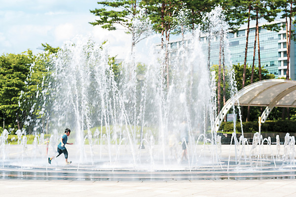 포토 JPG 주간 전신 공원 남자 어린이 물놀이 물줄기 한명 소년 야외 여름 여름풍경 한국인 더위 시원함 분수 소년한명만 국내포토 자연요소 1 계절 공공시설 놀이 날씨 사람 동양인 풍경 물 남자한명만 소년만 파일형식 여름_계절