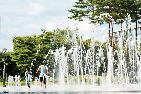 포토 JPG 주간 전신 공원 남자 어린이 물놀이 물줄기 소년 야외 두명 여름 여름풍경 한국인 더위 시원함 분수 소년만 국내포토 자연요소 계절 공공시설 놀이 날씨 사람 동양인 풍경 물 남자만 어린이만 파일형식 여름_계절