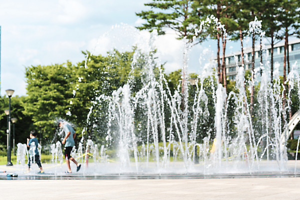 포토 JPG 주간 전신 공원 남자 어린이 물놀이 물줄기 소년 야외 두명 여름 여름풍경 한국인 더위 시원함 분수 소년만 국내포토 자연요소 계절 공공시설 놀이 날씨 사람 동양인 풍경 물 남자만 어린이만 파일형식 여름_계절