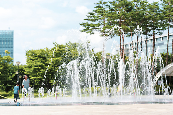 포토 JPG 주간 전신 공원 남자 어린이 물놀이 물줄기 소년 야외 두명 여름 여름풍경 한국인 더위 시원함 분수 소년만 국내포토 자연요소 계절 공공시설 놀이 날씨 사람 동양인 풍경 물 남자만 어린이만 파일형식 여름_계절