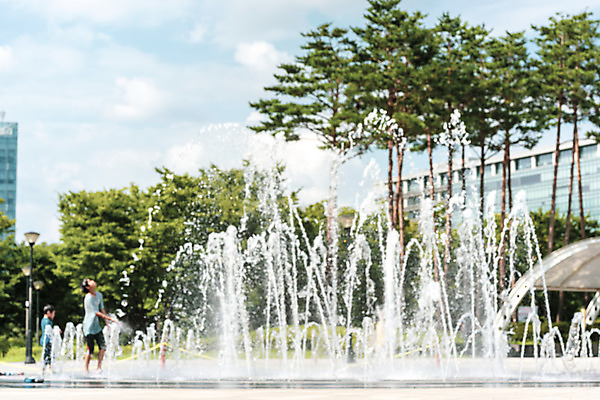 포토 JPG 주간 전신 공원 남자 어린이 물놀이 물줄기 소년 야외 두명 여름 여름풍경 한국인 더위 시원함 분수 소년만 국내포토 자연요소 계절 공공시설 놀이 날씨 사람 동양인 풍경 물 남자만 어린이만 파일형식 여름_계절