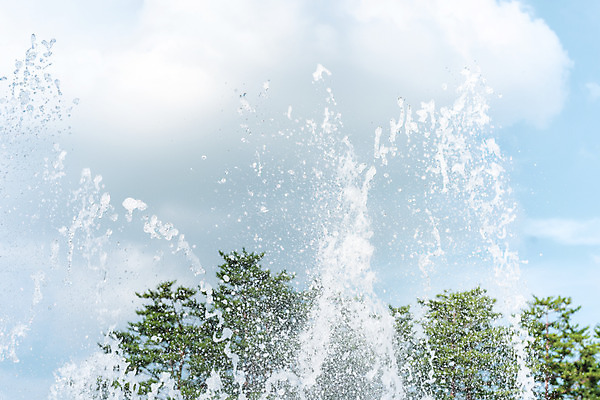 포토 JPG 주간 구름 공원 물놀이 하늘 물줄기 사람없음 야외 아웃포커스 여름 여름풍경 더위 시원함 분수 국내포토 자연요소 계절 공공시설 놀이 날씨 촬영기법 풍경 물 파일형식 여름_계절