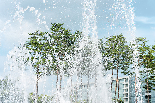 포토 JPG 주간 구름 공원 물놀이 하늘 물줄기 사람없음 야외 아웃포커스 여름 여름풍경 더위 시원함 분수 국내포토 자연요소 계절 공공시설 놀이 날씨 촬영기법 풍경 물 파일형식 여름_계절