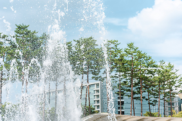 포토 JPG 주간 구름 공원 물놀이 하늘 물줄기 사람없음 야외 아웃포커스 여름 여름풍경 더위 시원함 분수 국내포토 자연요소 계절 공공시설 놀이 날씨 촬영기법 풍경 물 파일형식 여름_계절