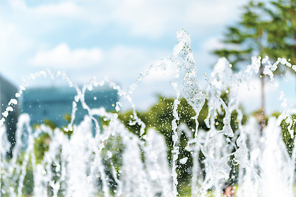 포토 JPG 주간 구름 공원 물놀이 하늘 물줄기 사람없음 야외 아웃포커스 여름 여름풍경 더위 시원함 분수 국내포토 자연요소 계절 공공시설 놀이 날씨 촬영기법 풍경 물 파일형식 여름_계절