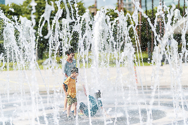 포토 JPG 주간 전신 공원 남자 어린이 물놀이 물줄기 소년 야외 세명 여름 여름풍경 한국인 더위 시원함 분수 소년만 국내포토 자연요소 계절 공공시설 놀이 날씨 사람 동양인 풍경 물 남자만 어린이만 파일형식 여름_계절