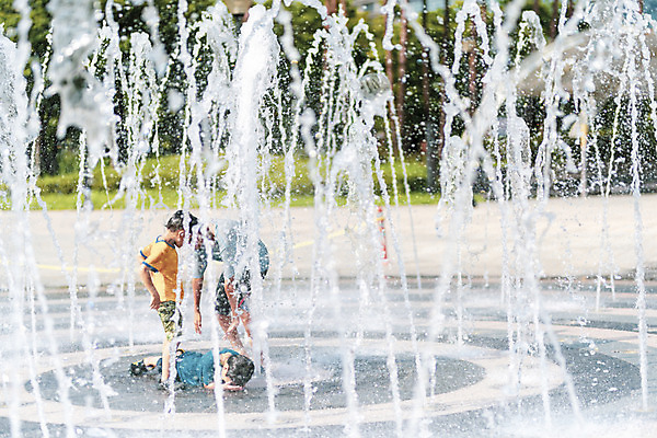포토 JPG 주간 전신 공원 남자 어린이 물놀이 물줄기 소년 야외 세명 여름 여름풍경 한국인 더위 시원함 분수 소년만 국내포토 자연요소 계절 공공시설 놀이 날씨 사람 동양인 풍경 물 남자만 어린이만 파일형식 여름_계절