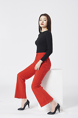 포토 JPG 스튜디오촬영 전신 여자 구두 포즈 모션 실내 한명 누끼 앉기 정장 20대 성인 옆모습 한국인 흰배경 성인여자한명만 강조 국내포토 1 옷 뷰포인트 백그라운드 신발 사람 동양인 청년 내부 흰색 여자한명만 성인여자만 파일형식