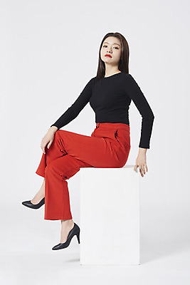 포토 JPG 스튜디오촬영 전신 여자 구두 포즈 모션 실내 한명 누끼 앉기 정장 20대 성인 옆모습 한국인 흰배경 성인여자한명만 강조 국내포토 1 옷 뷰포인트 백그라운드 신발 사람 동양인 청년 내부 흰색 여자한명만 성인여자만 파일형식