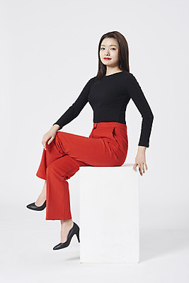 포토 JPG 스튜디오촬영 전신 여자 구두 포즈 모션 실내 한명 미소 누끼 앉기 정장 20대 성인 옆모습 한국인 흰배경 성인여자한명만 강조 국내포토 1 옷 뷰포인트 백그라운드 신발 표정 사람 동양인 청년 내부 흰색 여자한명만 성인여자만 파일형식