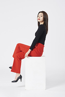 포토 JPG 스튜디오촬영 전신 여자 구두 포즈 모션 실내 한명 누끼 앉기 정장 20대 성인 옆모습 한국인 흰배경 성인여자한명만 강조 국내포토 1 옷 뷰포인트 백그라운드 신발 사람 동양인 청년 내부 흰색 여자한명만 성인여자만 파일형식