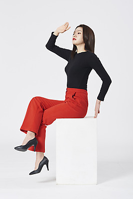 포토 JPG 스튜디오촬영 전신 여자 구두 포즈 모션 실내 한명 누끼 앉기 정장 손짓 20대 성인 옆모습 햇빛 한국인 흰배경 성인여자한명만 강조 국내포토 1 옷 뷰포인트 백그라운드 신발 사람 동양인 청년 내부 태양 흰색 여자한명만 성인여자만 파일형식