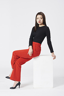 포토 JPG 스튜디오촬영 전신 여자 구두 포즈 모션 실내 한명 누끼 앉기 정장 20대 성인 옆모습 한국인 흰배경 성인여자한명만 강조 국내포토 1 옷 뷰포인트 백그라운드 신발 사람 동양인 청년 내부 흰색 여자한명만 성인여자만 파일형식