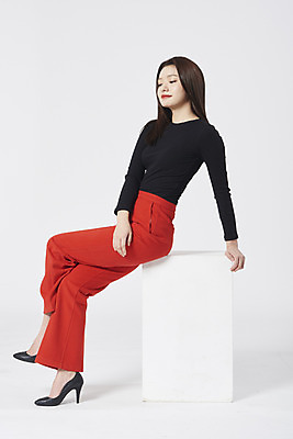 포토 JPG 스튜디오촬영 전신 여자 구두 포즈 모션 실내 한명 누끼 앉기 정장 20대 성인 옆모습 한국인 흰배경 성인여자한명만 강조 국내포토 1 옷 뷰포인트 백그라운드 신발 사람 동양인 청년 내부 흰색 여자한명만 성인여자만 파일형식