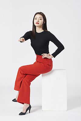 포토 JPG 스튜디오촬영 전신 여자 구두 허리손 포즈 모션 실내 한명 누끼 앉기 정장 20대 성인 옆모습 한국인 흰배경 성인여자한명만 강조 국내포토 1 옷 뷰포인트 백그라운드 신발 사람 동양인 청년 내부 흰색 여자한명만 성인여자만 파일형식