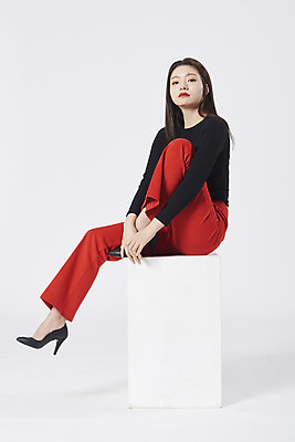 포토 JPG 스튜디오촬영 전신 여자 구두 포즈 모션 실내 한명 누끼 앉기 정장 20대 성인 옆모습 한국인 흰배경 성인여자한명만 강조 국내포토 1 옷 뷰포인트 백그라운드 신발 사람 동양인 청년 내부 흰색 여자한명만 성인여자만 파일형식