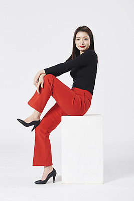 포토 JPG 스튜디오촬영 전신 여자 구두 포즈 모션 실내 한명 누끼 앉기 정장 20대 성인 옆모습 한국인 흰배경 다리들기 성인여자한명만 강조 국내포토 1 옷 뷰포인트 백그라운드 신발 사람 동양인 청년 내부 흰색 여자한명만 성인여자만 파일형식