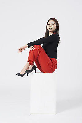 포토 JPG 스튜디오촬영 전신 여자 구두 포즈 모션 실내 한명 누끼 앉기 정장 20대 성인 옆모습 한국인 흰배경 성인여자한명만 강조 국내포토 1 옷 뷰포인트 백그라운드 신발 사람 동양인 청년 내부 흰색 여자한명만 성인여자만 파일형식