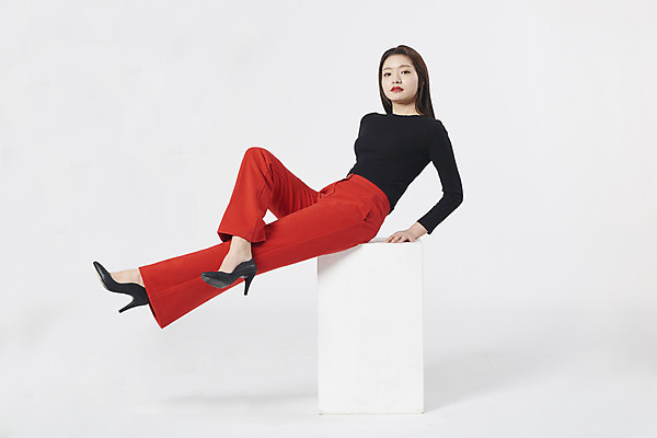 포토 JPG 스튜디오촬영 전신 여자 구두 포즈 모션 실내 한명 누끼 앉기 정장 20대 성인 옆모습 한국인 흰배경 성인여자한명만 강조 국내포토 1 옷 뷰포인트 백그라운드 신발 사람 동양인 청년 내부 흰색 여자한명만 성인여자만 파일형식