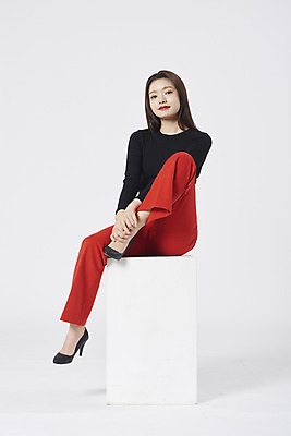 포토 JPG 스튜디오촬영 전신 여자 구두 모션 실내 한명 누끼 앉기 정장 20대 성인 앞모습 한국인 흰배경 성인여자한명만 강조 국내포토 1 옷 뷰포인트 백그라운드 신발 사람 동양인 청년 내부 흰색 여자한명만 성인여자만 파일형식