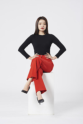포토 JPG 스튜디오촬영 전신 여자 구두 허리손 모션 실내 한명 누끼 앉기 정장 20대 성인 앞모습 한국인 흰배경 성인여자한명만 강조 국내포토 1 옷 뷰포인트 포즈 백그라운드 신발 사람 동양인 청년 내부 흰색 여자한명만 성인여자만 파일형식