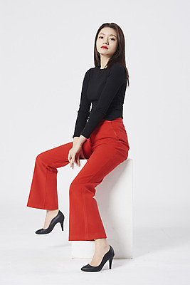 포토 JPG 스튜디오촬영 전신 여자 구두 포즈 모션 실내 한명 누끼 앉기 정장 20대 성인 옆모습 한국인 흰배경 성인여자한명만 강조 국내포토 1 옷 뷰포인트 백그라운드 신발 사람 동양인 청년 내부 흰색 여자한명만 성인여자만 파일형식