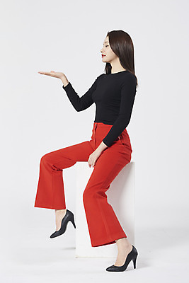 포토 JPG 스튜디오촬영 전신 응시 여자 구두 포즈 모션 실내 한명 누끼 앉기 정장 손짓 20대 성인 옆모습 한국인 흰배경 성인여자한명만 강조 국내포토 1 시선 옷 뷰포인트 백그라운드 신발 사람 동양인 청년 내부 흰색 여자한명만 성인여자만 파일형식