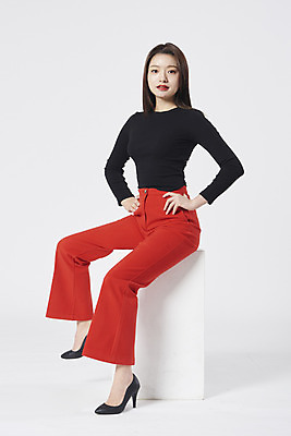 포토 JPG 스튜디오촬영 전신 여자 구두 허리손 포즈 모션 실내 한명 누끼 앉기 정장 20대 성인 옆모습 한국인 흰배경 성인여자한명만 강조 국내포토 1 옷 뷰포인트 백그라운드 신발 사람 동양인 청년 내부 흰색 여자한명만 성인여자만 파일형식