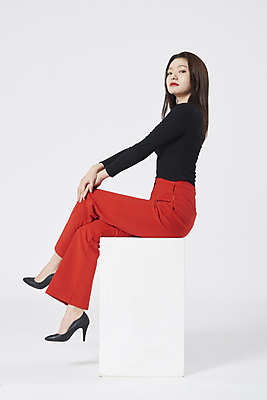 포토 JPG 스튜디오촬영 전신 여자 구두 포즈 모션 실내 한명 누끼 앉기 정장 20대 성인 옆모습 한국인 흰배경 성인여자한명만 강조 국내포토 1 옷 뷰포인트 백그라운드 신발 사람 동양인 청년 내부 흰색 여자한명만 성인여자만 파일형식
