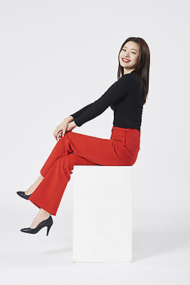 포토 JPG 스튜디오촬영 전신 여자 구두 포즈 모션 실내 한명 미소 누끼 앉기 정장 20대 성인 옆모습 한국인 흰배경 성인여자한명만 강조 국내포토 1 옷 뷰포인트 백그라운드 신발 표정 사람 동양인 청년 내부 흰색 여자한명만 성인여자만 파일형식