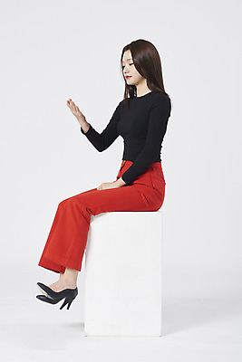 포토 JPG 스튜디오촬영 전신 응시 여자 구두 포즈 모션 실내 한명 누끼 앉기 정장 손짓 20대 성인 옆모습 한국인 흰배경 성인여자한명만 강조 국내포토 1 시선 옷 뷰포인트 백그라운드 신발 사람 동양인 청년 내부 흰색 여자한명만 성인여자만 파일형식