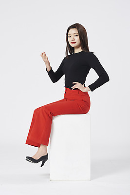 포토 JPG 스튜디오촬영 전신 여자 구두 허리손 포즈 모션 실내 한명 누끼 앉기 정장 손짓 20대 성인 옆모습 한국인 흰배경 성인여자한명만 강조 국내포토 1 옷 뷰포인트 백그라운드 신발 사람 동양인 청년 내부 흰색 여자한명만 성인여자만 파일형식