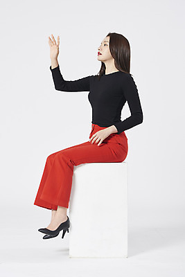 포토 JPG 스튜디오촬영 전신 응시 여자 구두 포즈 모션 실내 한명 누끼 앉기 정장 손짓 20대 성인 옆모습 터치 한국인 흰배경 성인여자한명만 강조 국내포토 1 시선 옷 뷰포인트 백그라운드 신발 사람 동양인 청년 내부 흰색 여자한명만 성인여자만 파일형식