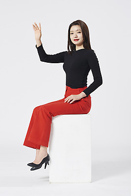 포토 JPG 스튜디오촬영 전신 여자 구두 포즈 모션 실내 한명 누끼 앉기 정장 손짓 20대 성인 옆모습 터치 한국인 흰배경 성인여자한명만 강조 국내포토 1 옷 뷰포인트 백그라운드 신발 사람 동양인 청년 내부 흰색 여자한명만 성인여자만 파일형식