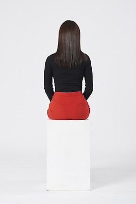 포토 JPG 스튜디오촬영 여자 구두 모션 실내 한명 누끼 앉기 정장 상반신 20대 성인 뒷모습 한국인 흰배경 성인여자한명만 강조 국내포토 1 옷 뷰포인트 백그라운드 신발 사람 동양인 청년 내부 흰색 여자한명만 성인여자만 파일형식