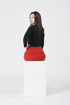 포토 JPG 스튜디오촬영 여자 구두 모션 실내 한명 누끼 앉기 정장 상반신 20대 성인 뒷모습 한국인 뒤돌아보기 흰배경 성인여자한명만 강조 국내포토 1 옷 뷰포인트 백그라운드 신발 사람 동양인 청년 내부 흰색 여자한명만 성인여자만 파일형식