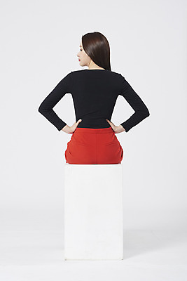 포토 JPG 스튜디오촬영 여자 구두 허리손 모션 실내 한명 누끼 앉기 정장 상반신 20대 성인 뒷모습 한국인 흰배경 성인여자한명만 강조 국내포토 1 옷 뷰포인트 포즈 백그라운드 신발 사람 동양인 청년 내부 흰색 여자한명만 성인여자만 파일형식