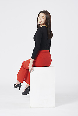 포토 JPG 스튜디오촬영 전신 여자 구두 포즈 모션 실내 한명 미소 누끼 앉기 정장 20대 성인 뒷모습 한국인 뒤돌아보기 흰배경 성인여자한명만 강조 국내포토 1 옷 뷰포인트 백그라운드 신발 표정 사람 동양인 청년 내부 흰색 여자한명만 성인여자만 파일형식