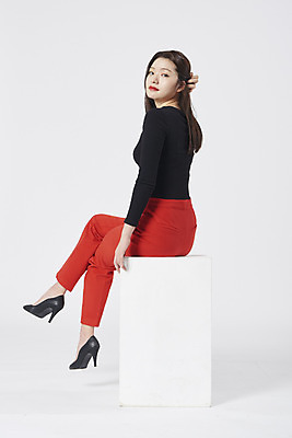 포토 JPG 스튜디오촬영 전신 여자 구두 포즈 모션 실내 한명 누끼 앉기 정장 20대 성인 옆모습 머리카락 한국인 흰배경 성인여자한명만 강조 국내포토 1 옷 뷰포인트 백그라운드 신발 사람 동양인 청년 내부 머리 흰색 여자한명만 성인여자만 파일형식